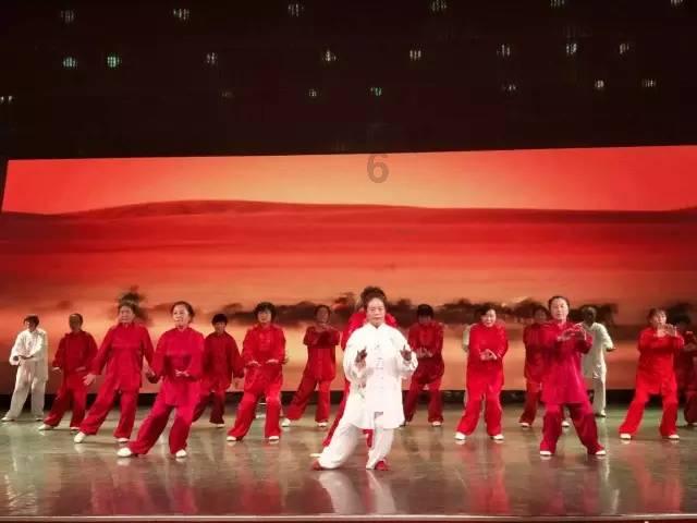 卡通红色汽车拼图